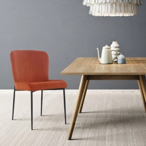 Svita Freddie Esszimmerstuhl 2er Set, orangefarbener Cordbezug, schwarze Metallbeine.