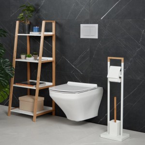 Freistehende WC-Garnitur aus weißem Edelstahl und Bambus mit Toilettenpapierhalter und Bürste im Bad.