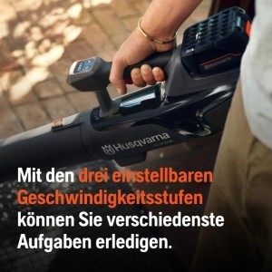 Husqvarna Akku-Laubbläser Aspire B8X-P4A mit Akku und Ladegerät in Aktion.