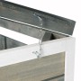 Detailaufnahme: Grau-weiße Proregal XL Mülltonnenbox aus Holz mit geöffnetem Deckel und Kette.