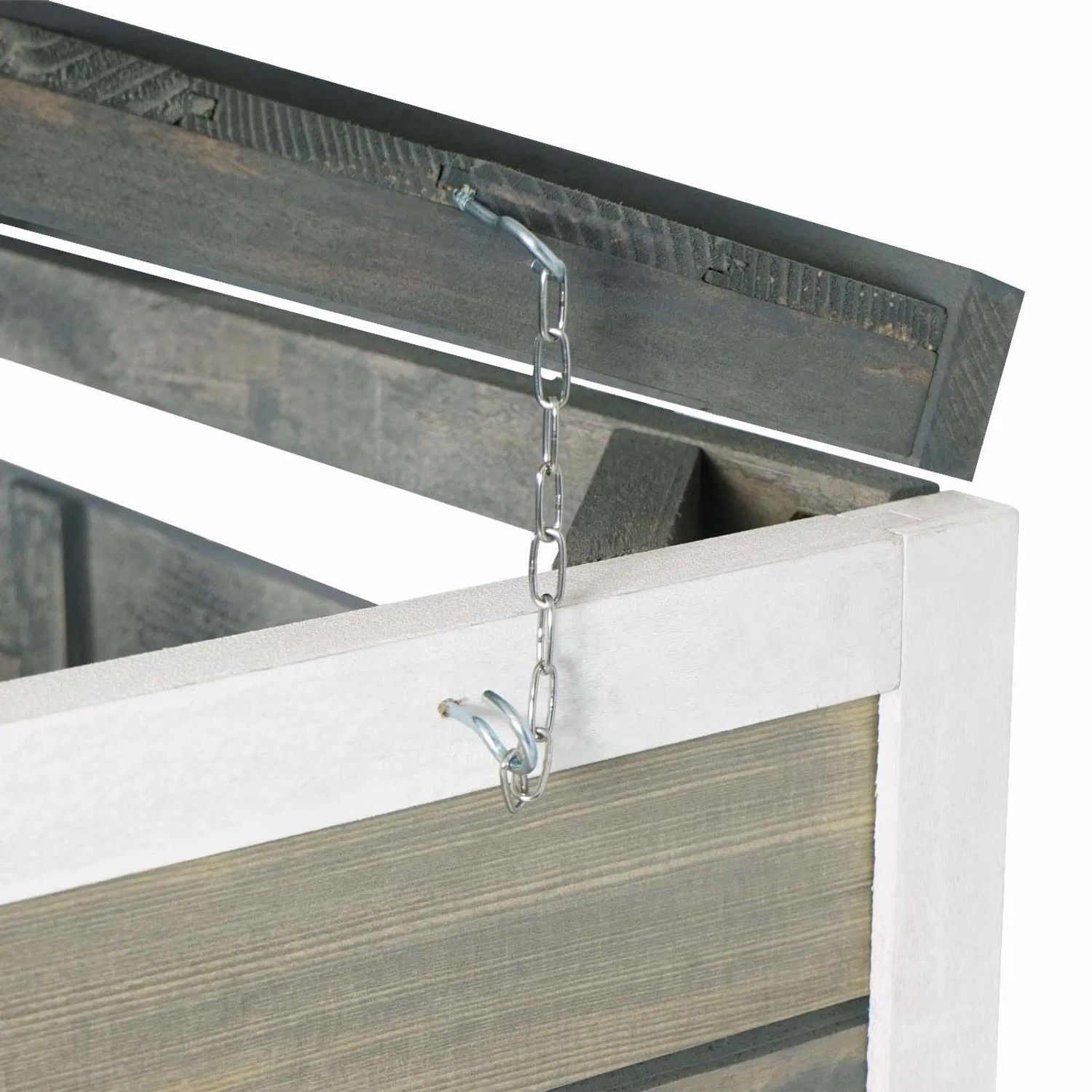 Detailaufnahme: Grau-weiße Proregal XL Mülltonnenbox aus Holz mit geöffnetem Deckel und Kette.
