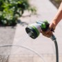 Geka Multibrause Plus 5S Grau in Aktion: Hand hält Gartenspritze mit Wasserstrahl.