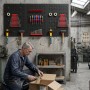 HOMCOM Lochwandsystem aus schwarzem Stahl mit roten Haltern für Werkzeuge wie Schraubenschlüssel und Schraubendreher in Werkstatt.