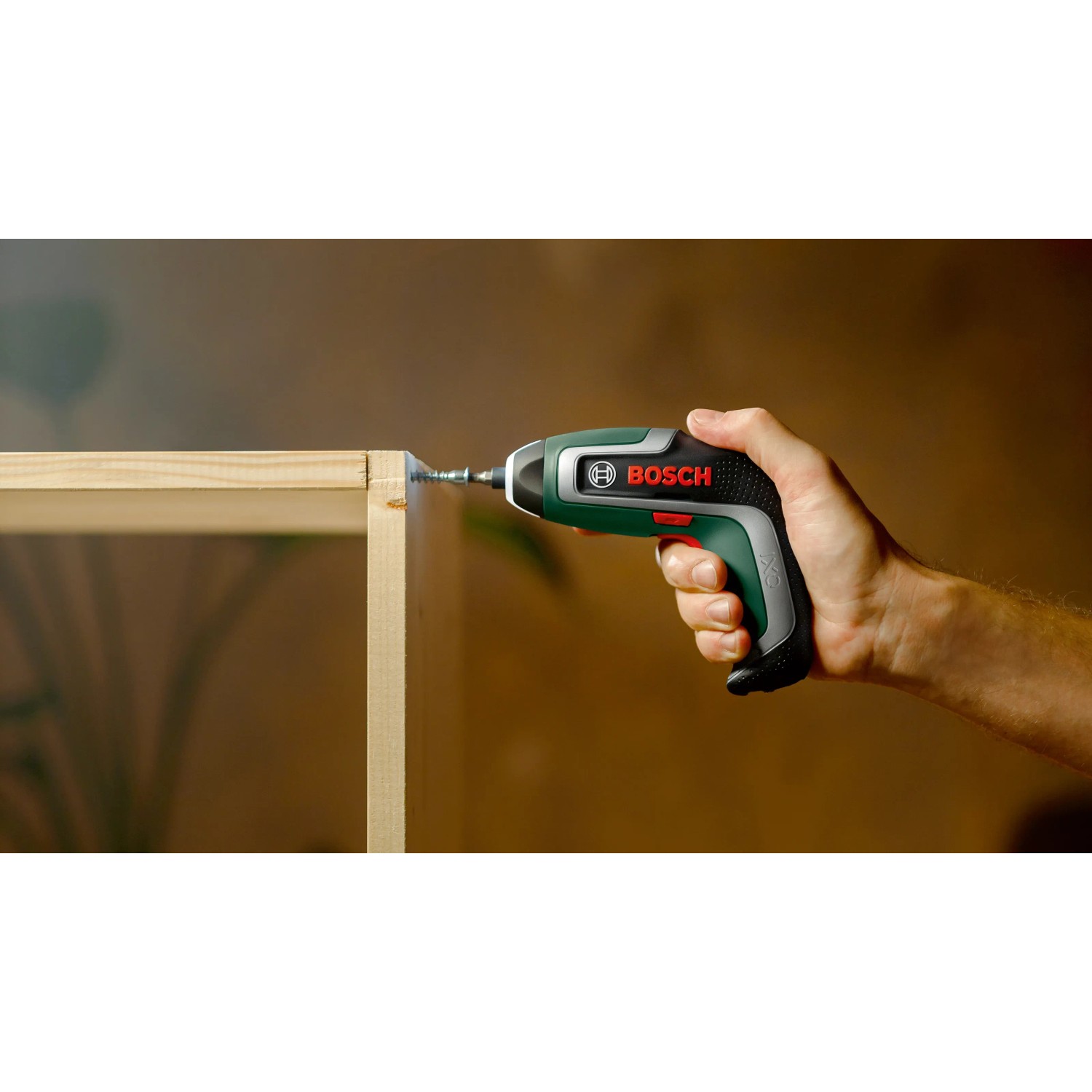 Bosch Akkuschrauber IXO 7 im Einsatz beim Schrauben in Holz.