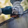 Bosch Expert Fiberscheibe X-Lock R782 im Einsatz beim Schleifen von Metall mit Winkelschleifer.