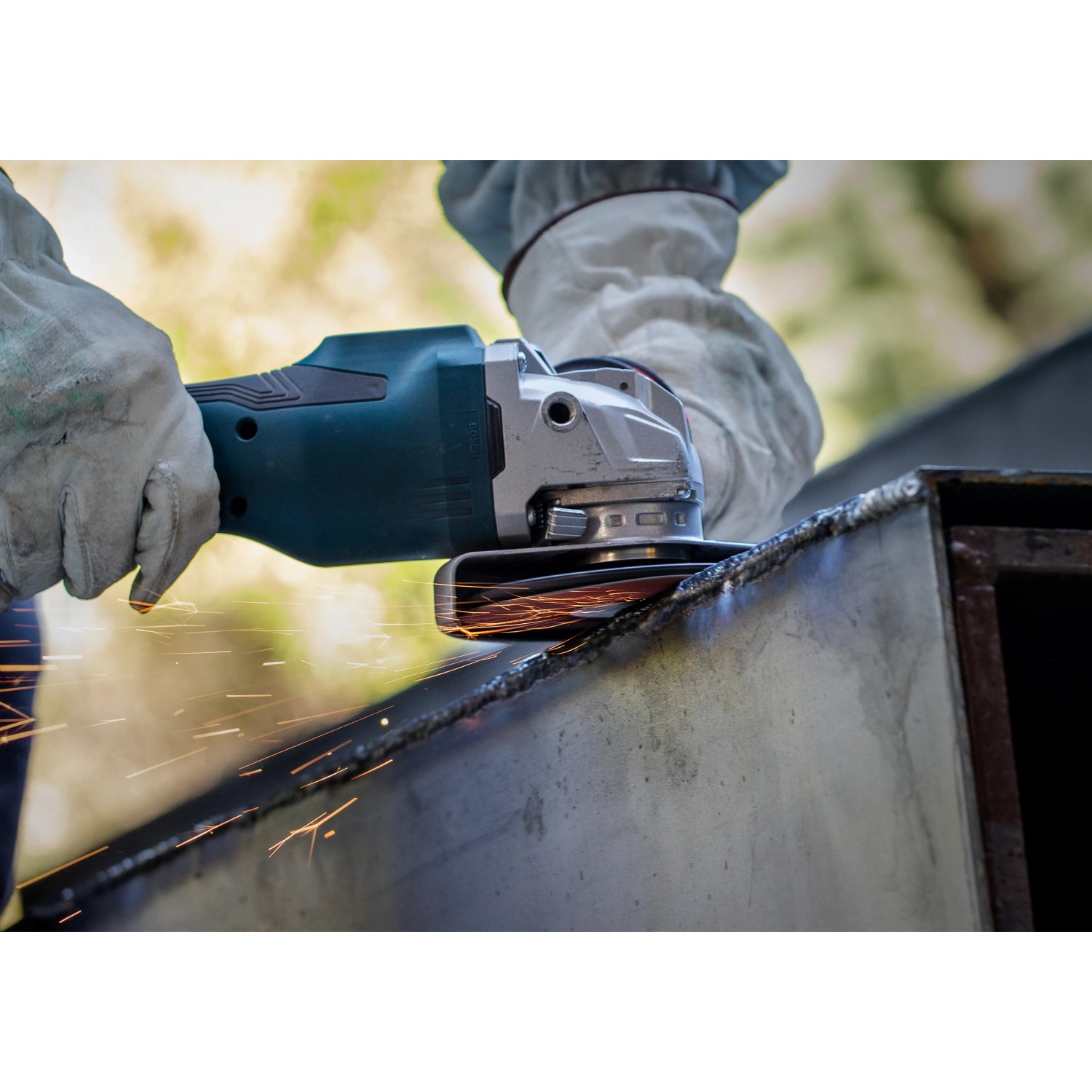 Bosch Expert Fiberscheibe X-Lock R782 im Einsatz beim Schleifen von Metall mit Winkelschleifer.