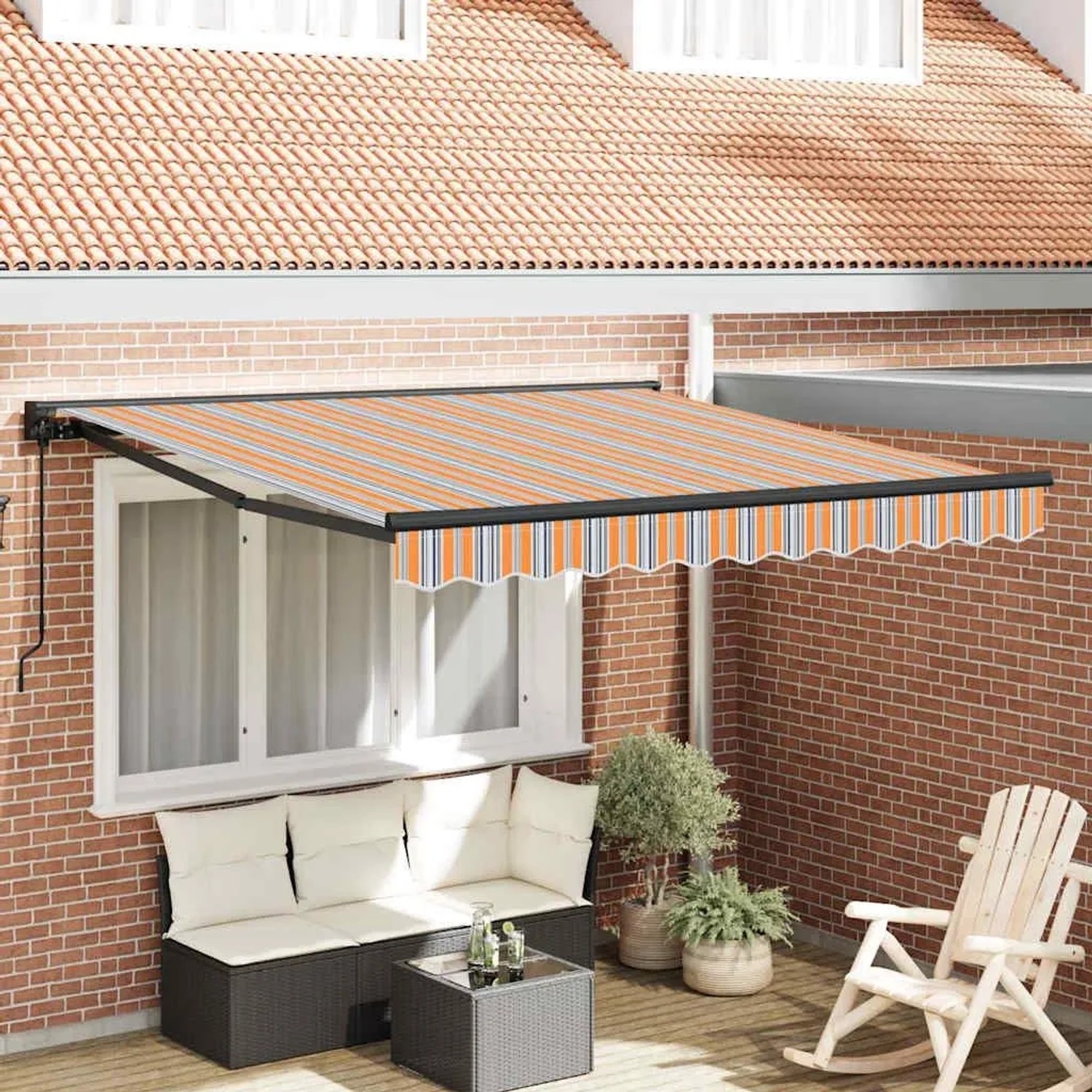 Eingefahrene, blau-orange gestreifte vidaXL Markise (300x250 cm) an Hauswand über Sitzgruppe.