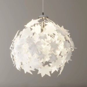 Weiße Lindby Pendelleuchte Maple mit Blätterdesign für Kinderzimmer und Wohnbereich.
