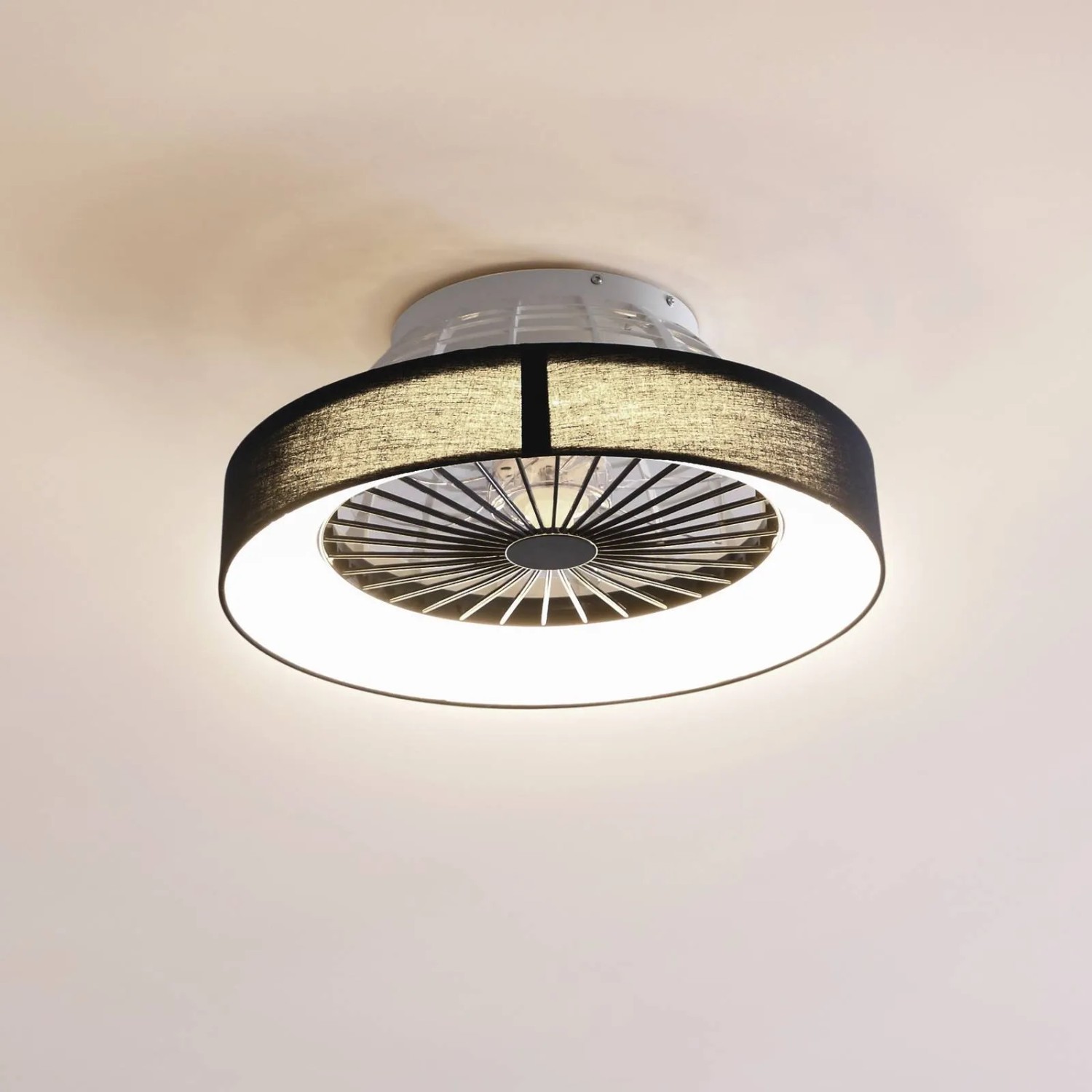 Schwarzer Lindby LED Deckenventilator mit Lampe, dimmbar, moderne Wohnzimmerleuchte.