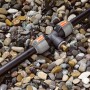 Gardena Entwässerungsventil mit 19-mm-Gewinde (3/4) für Sprinkler-Systeme auf Kiesbett.