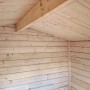 Innenansicht Weka Gartenhaus Killarney: Holzstruktur von Wand und Dach sichtbar.