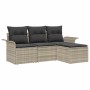 Hellgraues 4-teiliges Garten-Sofa-Set aus Polyrattan mit grauen Kissen.