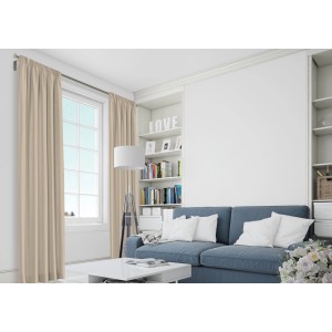 Gardinenstangen-Set in Edelstahloptik (240 cm) mit beigen Vorhängen im Wohnzimmer.