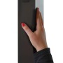 Detailaufnahme einer Hand an einem Pfosten der MCW Pergola Beja. Fokus auf Material und Verarbeitung.