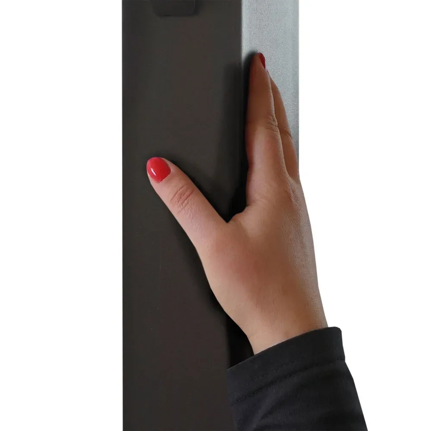 Detailaufnahme einer Hand an einem Pfosten der MCW Pergola Beja. Fokus auf Material und Verarbeitung.