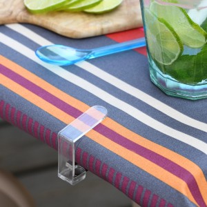 Venilia Tischtuchklammer aus Kunststoff und Inox (4er-Set) am Tisch befestigt.