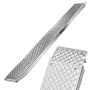 Silberne Aluminium-Auffahrrampe, 250 cm lang, 500 kg Traglast, mit rutschhemmender Lochblech-Oberfläche für Autoanhänger.