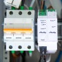 Shelly Pro Add On Schalter, weiße Hausautomation für DIN-Schiene, zur Erweiterung des Shelly Pro 3EM.
