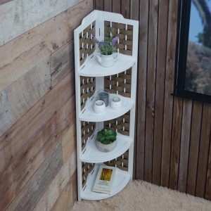 Weißes MCW Eckregal K85 mit 4 Böden und braunem Geflecht, dekoriert in einer Holzwand-Ecke.