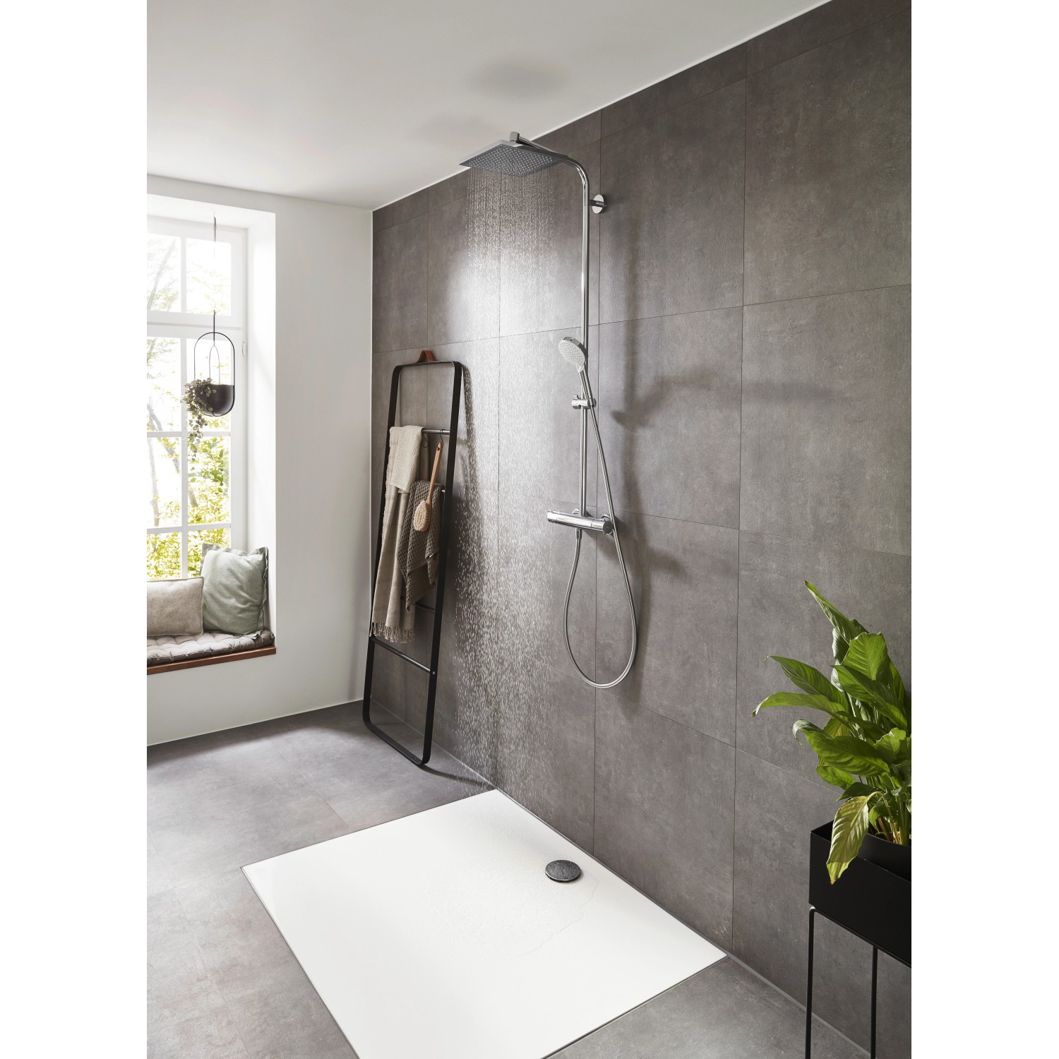Hansgrohe Crometta Duschsystem E 240 mm, Weiß-Chrom, mit Kopf- und Handbrause im modernen Badezimmer.