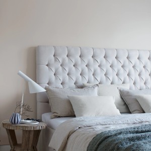 Schlafzimmer mit Wand in Alpina Feine Farben Nebel im November® Mittelgrau edelmatt.