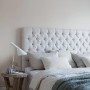 Schlafzimmer mit Wand in Alpina Feine Farben Nebel im November® Mittelgrau edelmatt.