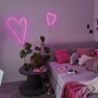 Zwei pinke Neon LED Streifen in Herzform als Deko im Schlafzimmer. Paulmann Colorflex Set.