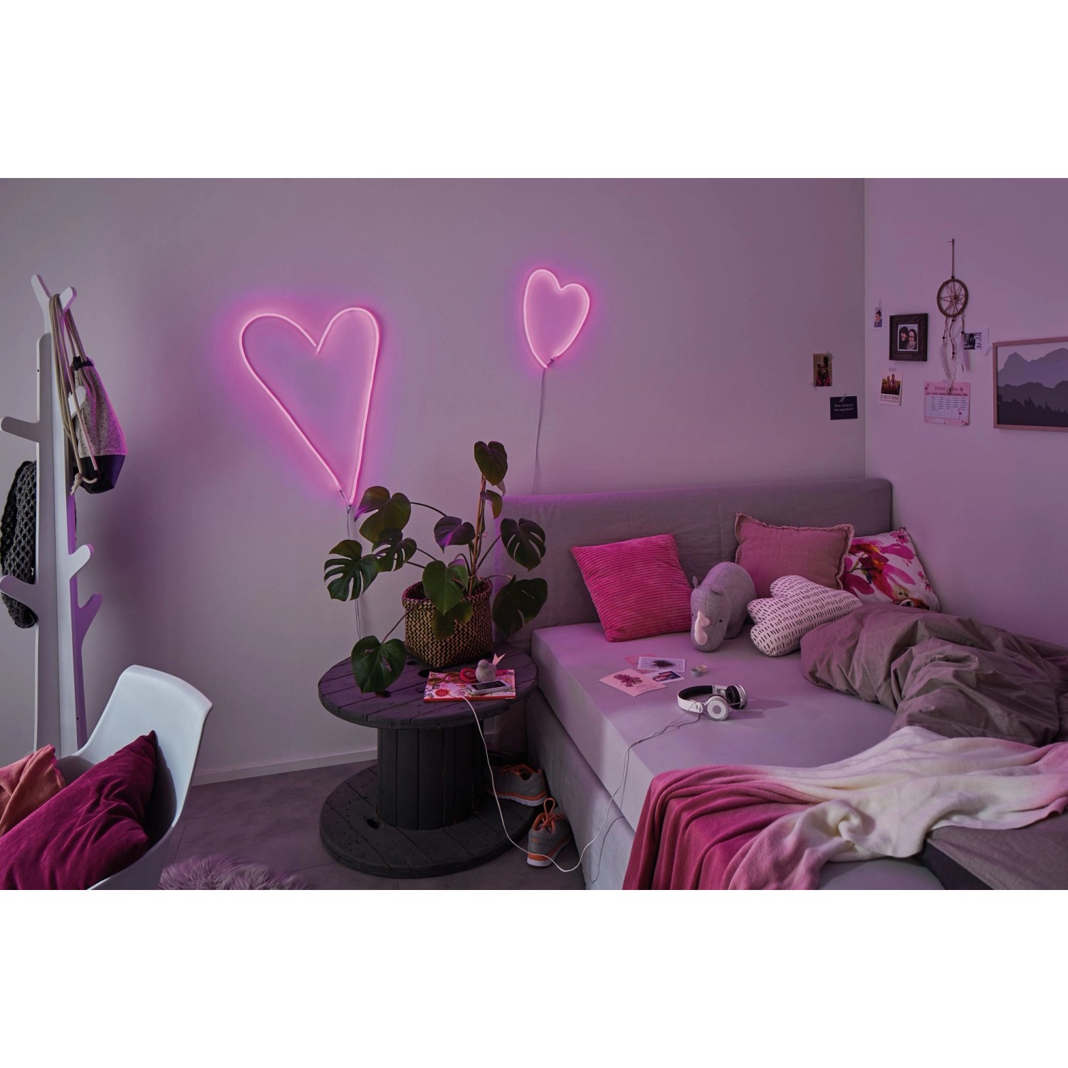 Zwei pinke Neon LED Streifen in Herzform als Deko im Schlafzimmer. Paulmann Colorflex Set.