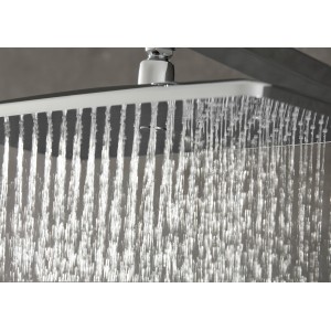 Hansgrohe Raindance Brauseset mit Thermostat, Chrom: Regendusche im Betrieb.