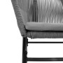 Detailaufnahme eines grauen Gartenstuhls aus Rattan mit Kissen, Teil der vidaXL 7-tlg Essgruppe.