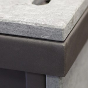 Detailaufnahme: Wamsler Küchenofen mit Natursteinverkleidung in Grau. Kaminofen mit Stein-Optik.