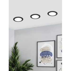 Drei schwarze, runde EGLO LED Einbauleuchten CCT dimmbar (Ø8,6cm) in weißer Decke. Modernes Wohnzimmer.