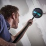 Mann schleift Trockenbauwand mit wolfcraft Rundschleifer Ø 225 mm. Ideal für Maurer- & Verlegewerkzeuge.