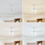 Weißer Lindby LED Deckenventilator Aerallo aus Metall mit Lampe, zeigt verschiedene Lichtfarben im Wohnzimmer.