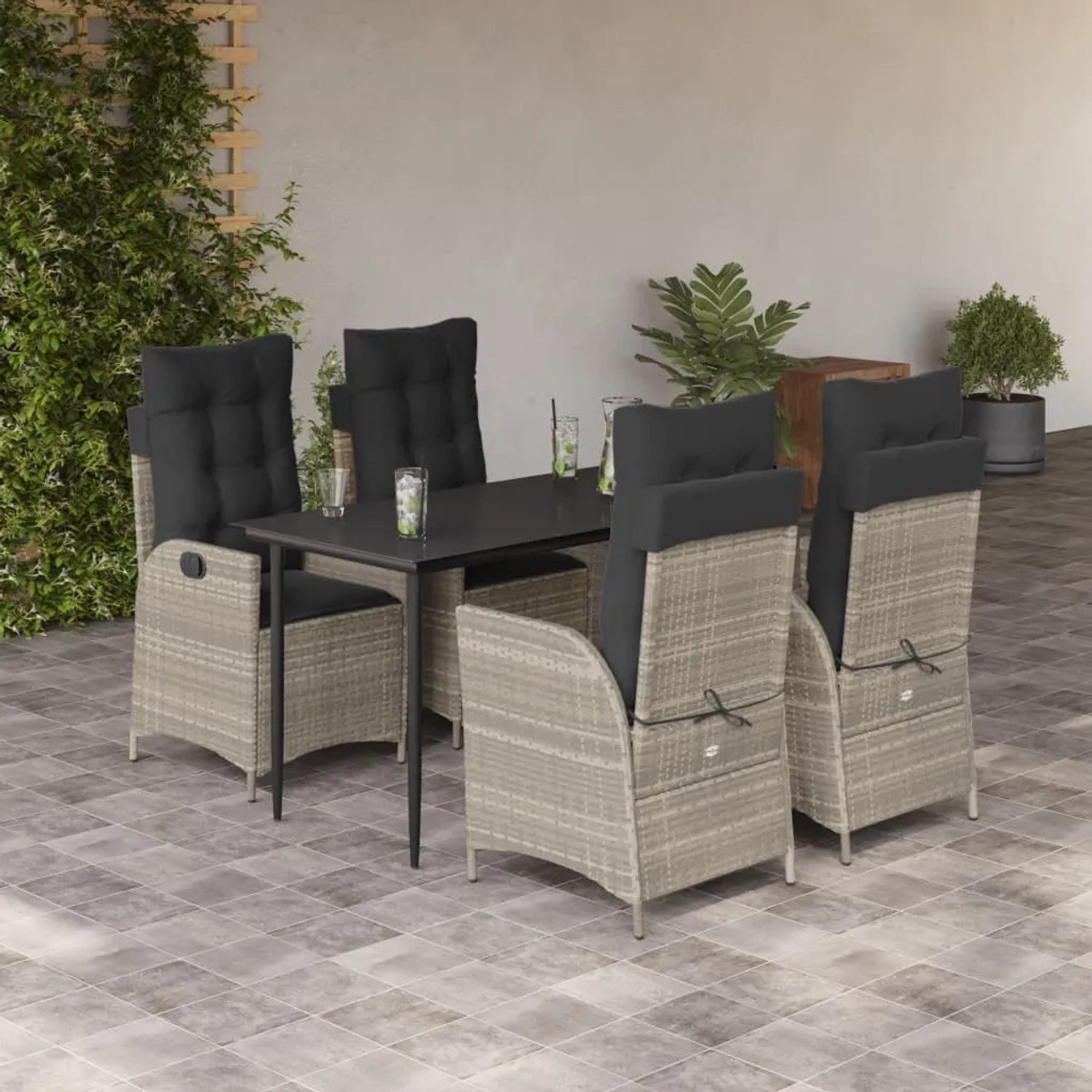 5-teilige Garten Essgruppe hellgrau mit Polyrattan Stühlen und schwarzem Tisch mit Glattischplatte.