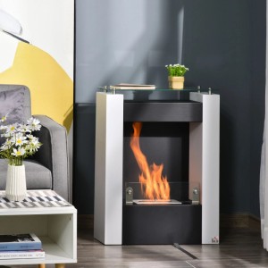 Freistehender Ethanol Kamin, weiß-schwarz, mit brennender Flamme, Edelstahl und Glas im Wohnzimmer.