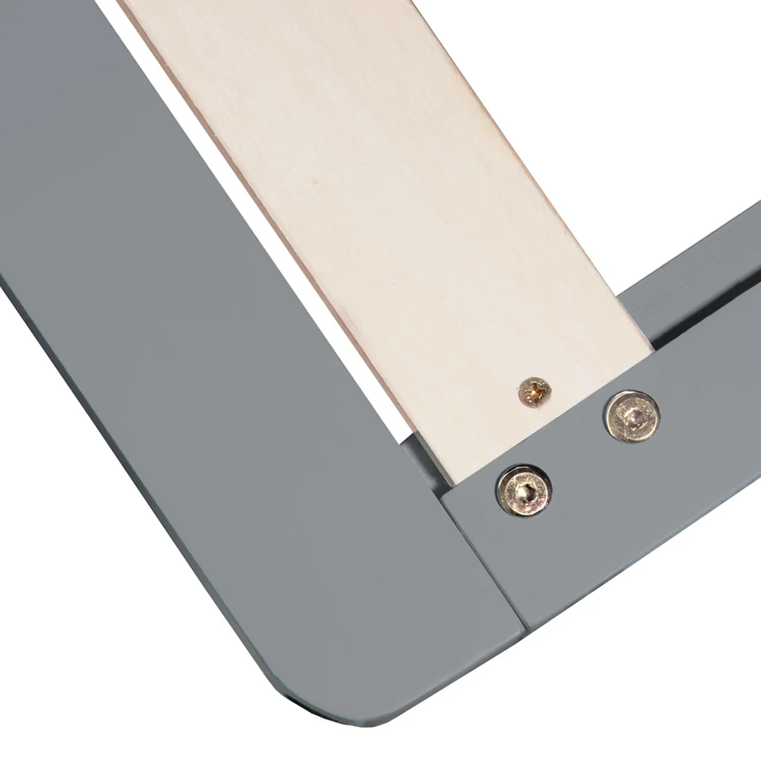 Detailansicht: Graues Holzbett 140x200, Verbindung von Rahmen und Lattenrost mit Schrauben.