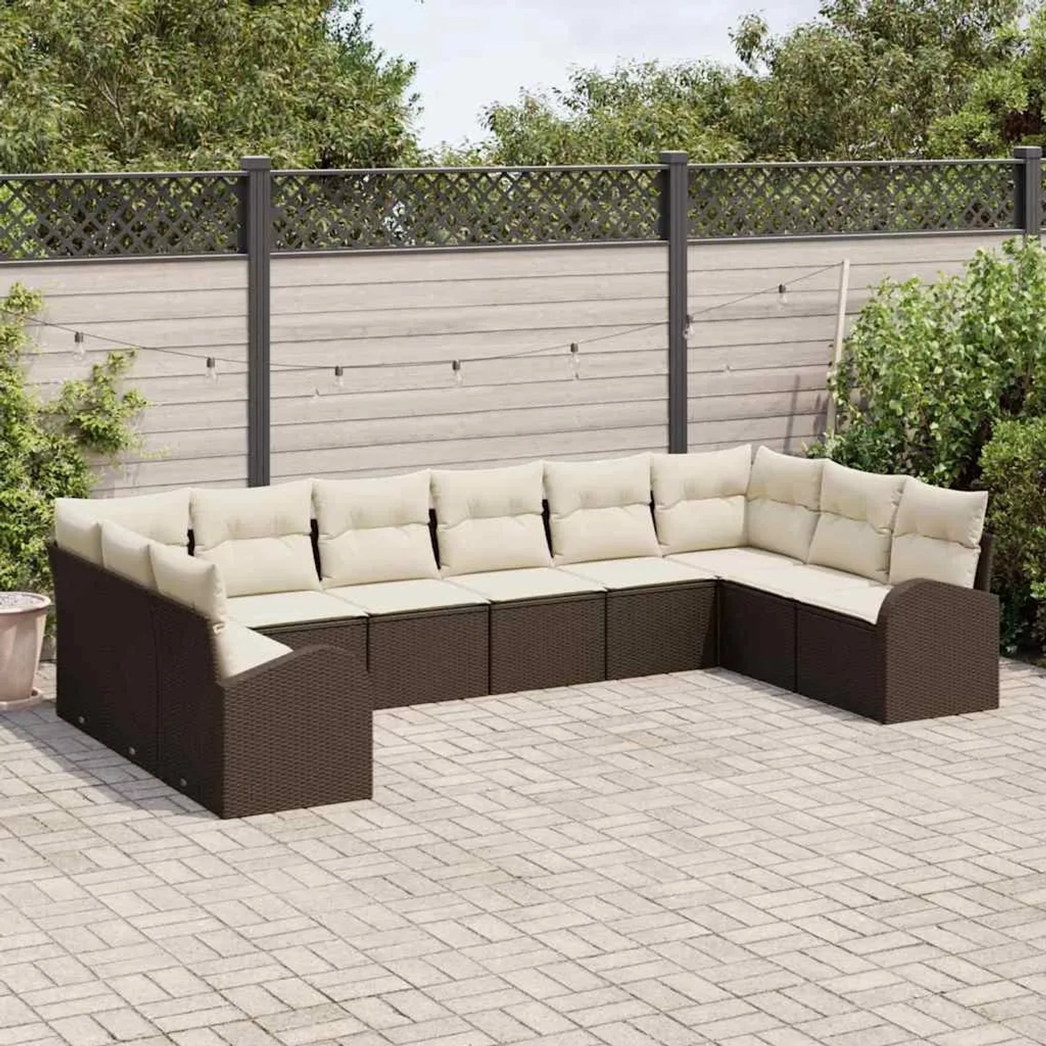 Braunes 10-teiliges vidaXL Garten-Sofa-Set aus Poly Rattan mit beigen Kissen.