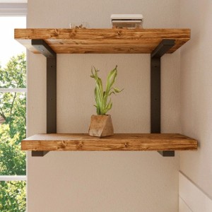 Schwarze HEVVA LAHN Halterung aus Metall stützt zwei rustikale Holzregale an heller Wand. Regalzubehör.
