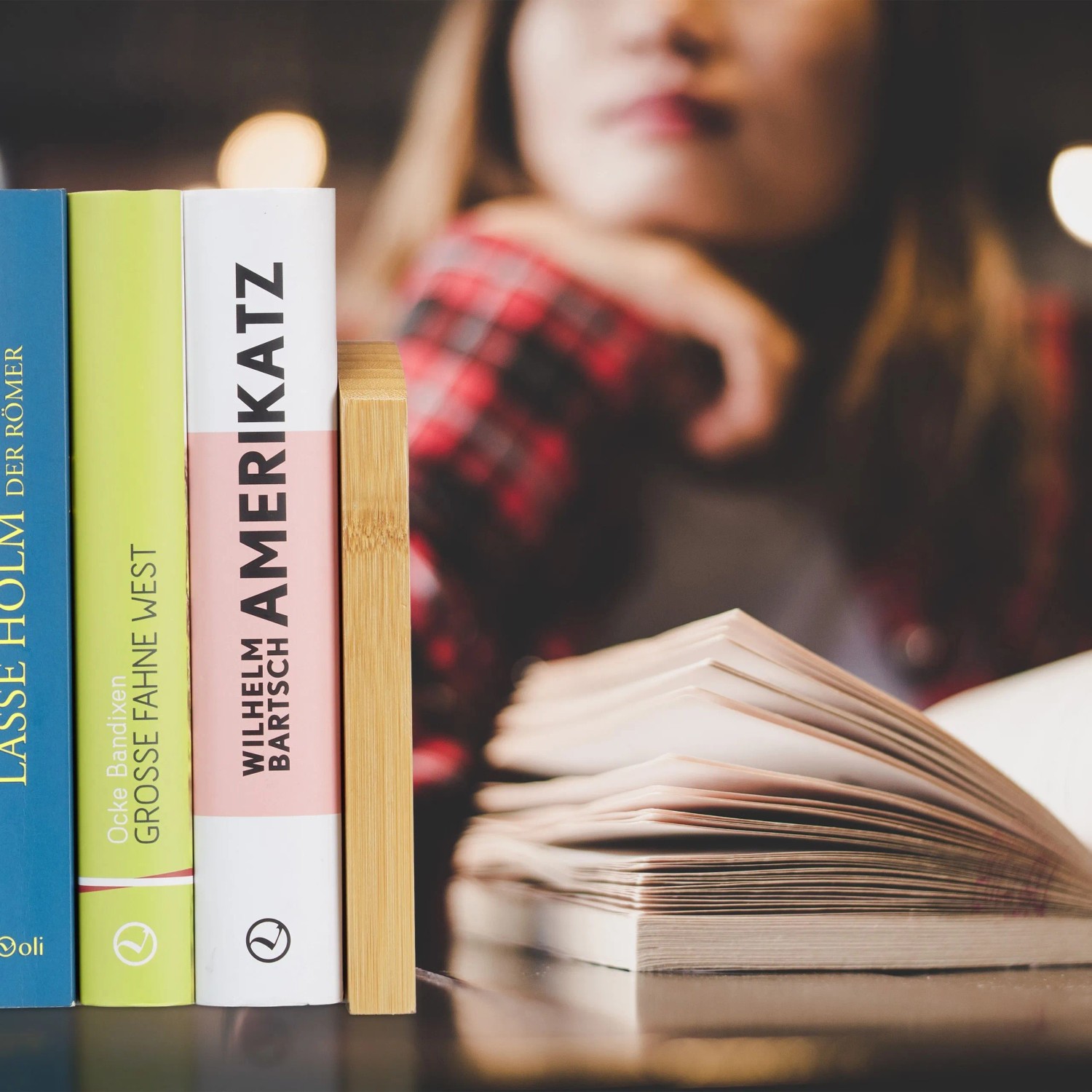 Relaxdays Buchstützen aus Bambus und Edelstahl im 2er Set halten Bücher aufrecht im Regal. Natur-Design.