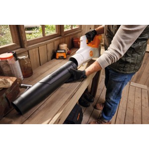 Stihl Akku-Laubbläser BGA 50: Laubbläser ohne Akku und Ladegerät in Aktion.