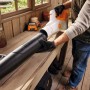 Stihl Akku-Laubbläser BGA 50: Laubbläser ohne Akku und Ladegerät in Aktion.