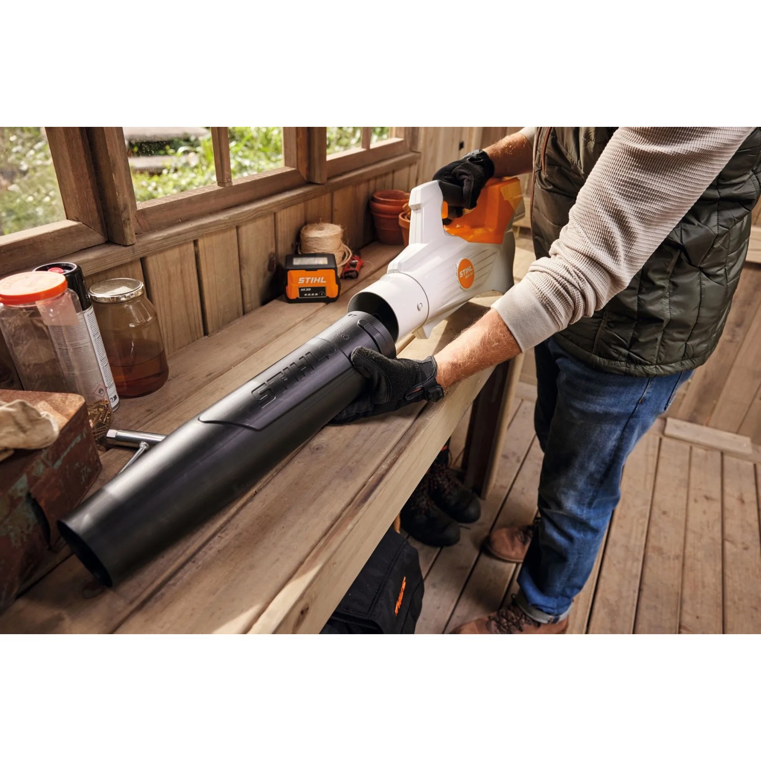 Stihl Akku-Laubbläser BGA 50: Laubbläser ohne Akku und Ladegerät in Aktion.