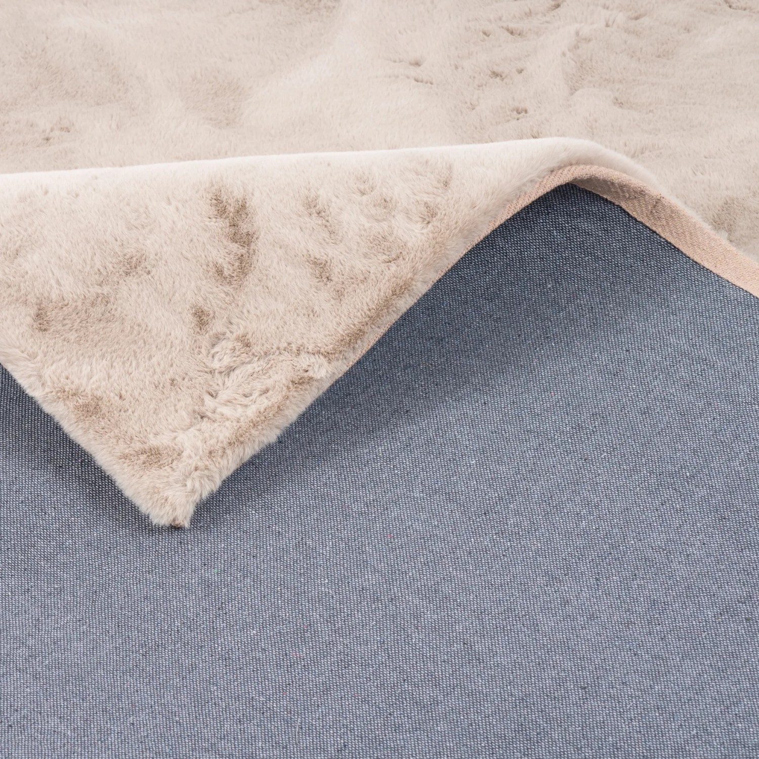 Detailaufnahme: Beiger Pergamon Luxus Fellteppich (120x170cm) mit weicher Oberfläche.
