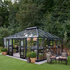 Juliana Gewächshaus Grand Oase 25 in Schwarz-Anthrazit. Begehbares Glas-Gewächshaus mit Doppeltür im Garten.