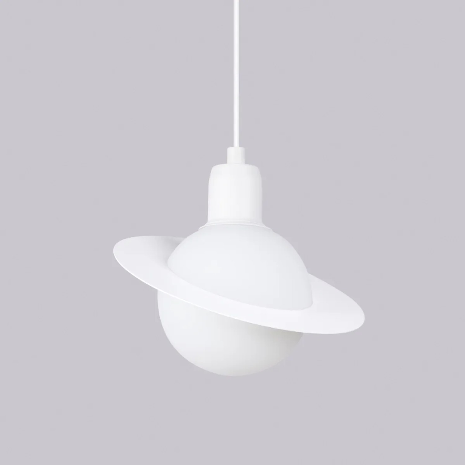 Weiße Sollux Lighting Pendelleuchte Hyperion 1 im modernen Design, inspiriert von einem Planeten.