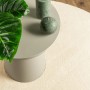 Weicher, cremefarbener Kurzflor-Teppich HUARTE, rund, waschbar, mit Beistelltisch und Pflanze im Wohnbereich.