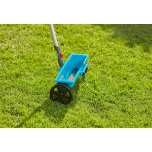 Gardena Combisystem Streuwagen zum Ausbringen von Dünger und Saatgut auf Rasenflächen.