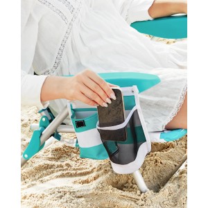 Detailaufnahme: Grün-weißer Songmics Strandstuhl mit Seitentasche und Handy.