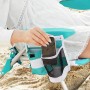 Detailaufnahme: Grün-weißer Songmics Strandstuhl mit Seitentasche und Handy.